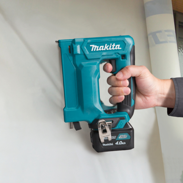 Аккумуляторный степлер Makita ST 113 DWAJ, 2х2.0Ah, з/у, MakPac