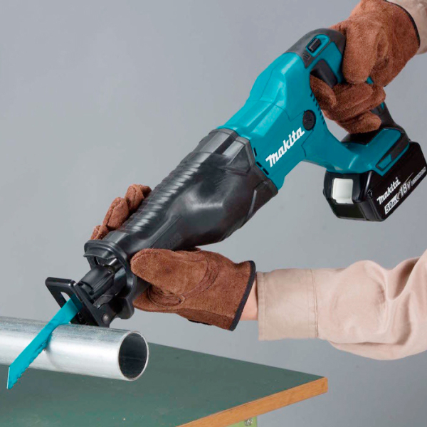 Акумуляторна ножівка Makita DJR 186 RME, 2x4.0Ah, з/п, кейс