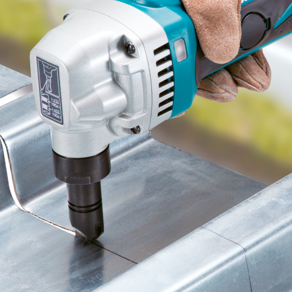 Аккумуляторные ножницы по металлу Makita DJN 161 RFJ, 2х3.0Ah, з/у, в Makpac