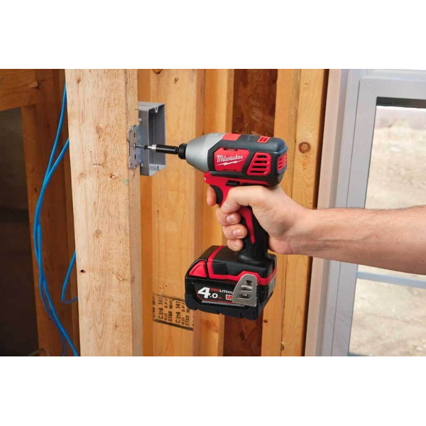 Набір акумуляторних інструментів Milwaukee M18 BPP2C-402C