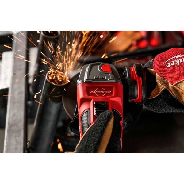 Аккумуляторная болгарка Milwaukee M18 FSAG125XB-502X, 2x5.0Ah, з/у M12-18 FC, в кейсе