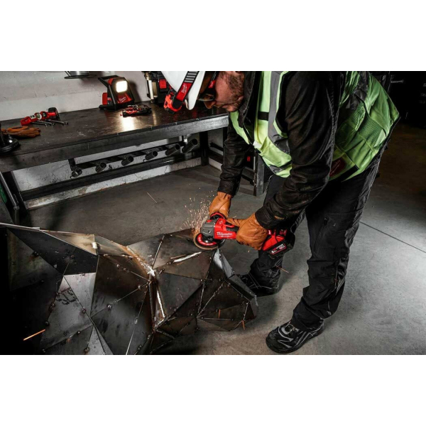 Аккумуляторная болгарка Milwaukee M18 FSAG125XB-502X, 2x5.0Ah, з/у M12-18 FC, в кейсе