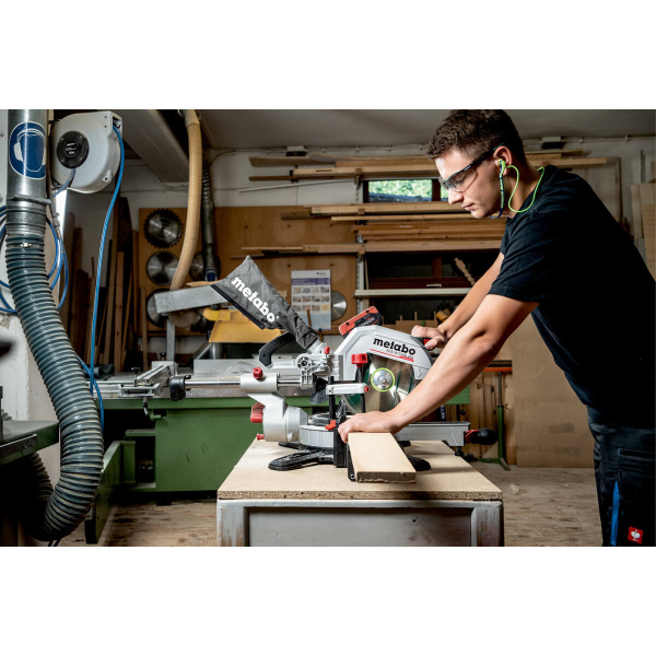 Аккумуляторная торцовочная пила Metabo KGS 18 LTX BL 254, 1x4.0 Ah, ASC 72