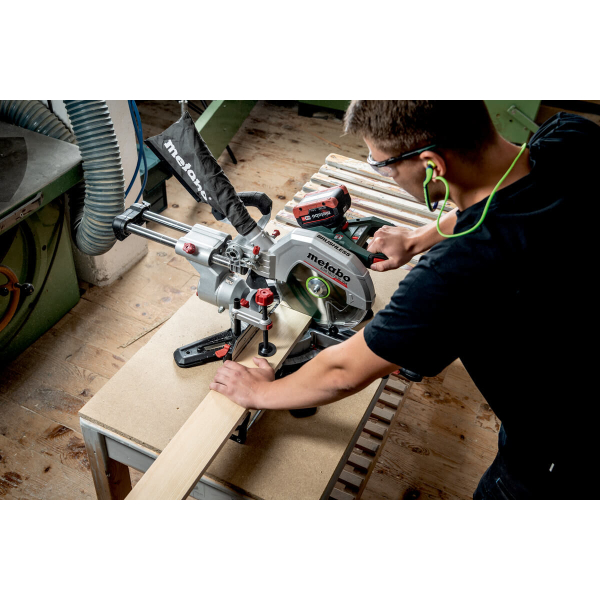 Аккумуляторная торцовочная пила Metabo KGS 18 LTX BL 254, 1x4.0 Ah, ASC 72