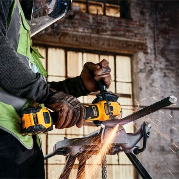 Аккумуляторная угловая шлифмашина DeWalt DCG409VSNT, каркас у кейсе