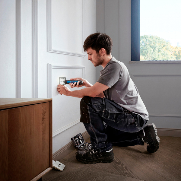 Аккумуляторная отвертка Bosch Professional GO 3 в кейсе с набором насадок