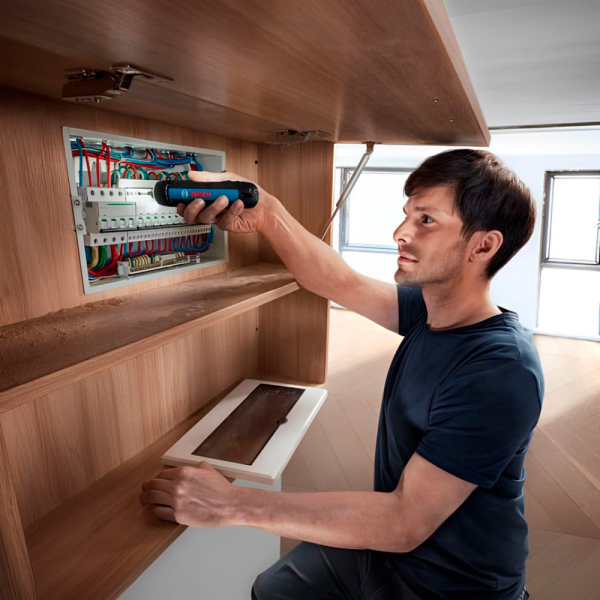 Аккумуляторная отвертка Bosch Professional GO 3 в кейсе с набором насадок