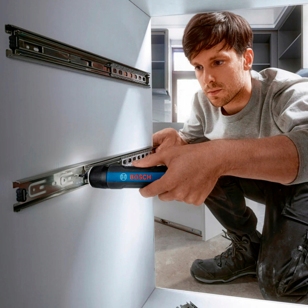 Аккумуляторная отвертка Bosch Professional GO 3 в кейсе с набором насадок