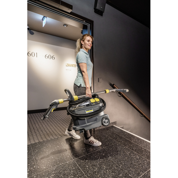 Профессиональный моющий пылесос Karcher Puzzi 8/1 Adv