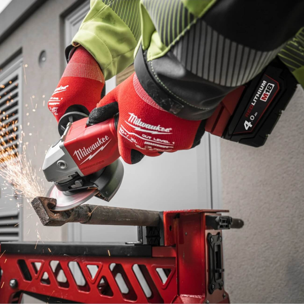 Аккумуляторная угловая шлифмашина Milwaukee M18 BLSAG125X-402X, 2xM18 B4 4.0Ah, з/у M12-18C, в кейсе