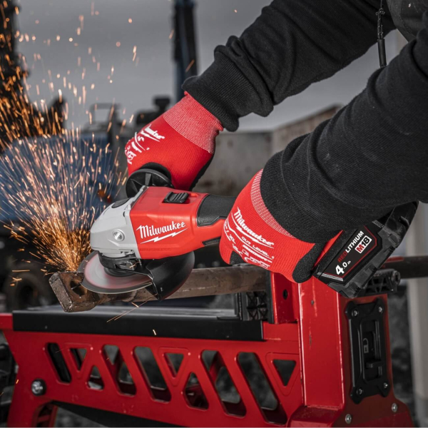 Аккумуляторная угловая шлифмашина Milwaukee M18 BLSAG125X-402X, 2xM18 B4 4.0Ah, з/у M12-18C, в кейсе