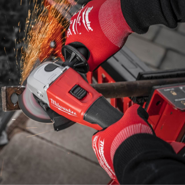 Аккумуляторная угловая шлифмашина Milwaukee M18 BLSAG125X-402X, 2xM18 B4 4.0Ah, з/у M12-18C, в кейсе