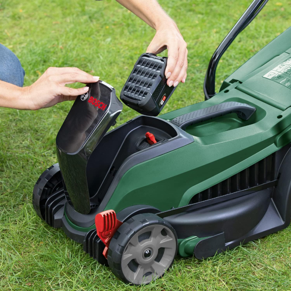 Аккумуляторная газонокосилка Bosch CityMower 18V-32-300, 2x4.0 Ah, з/у