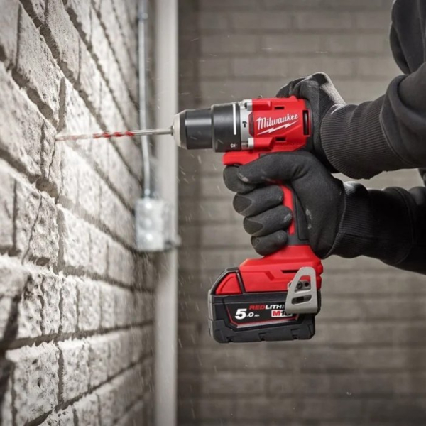 Аккумуляторный шуруповерт Milwaukee M18 BLDDRC-502C, 2xМ18 В5, з/у М12-18 С, в HD кейсе