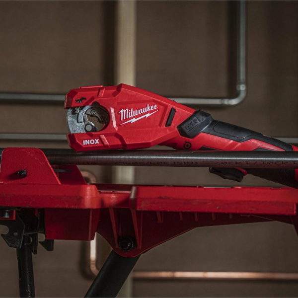 Аккумуляторный труборез Milwaukee M12 PCSS-202C, 2x2.0Ah, з/у, кейс