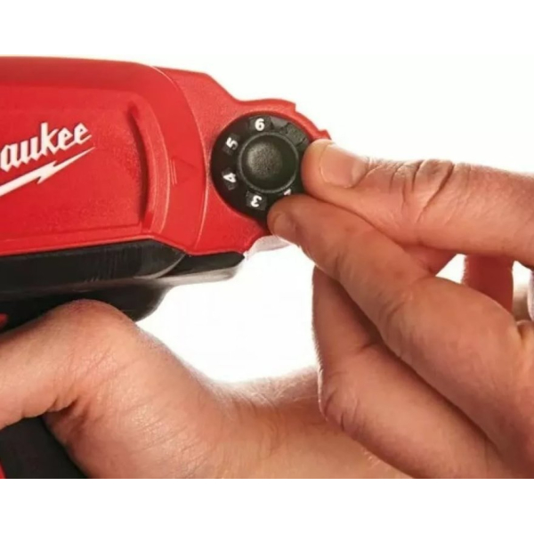 Аккумуляторный клеевой пистолет Milwaukee M12 PCG/310C-201B, 1х2.0Ah, 2 з/у, сумка