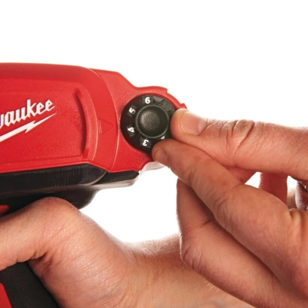 Акумуляторний клейовий пістолет Milwaukee M12 PCG/400A-201B, 1х2.0Ah, з/п, сумка