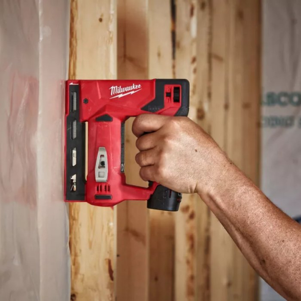 Акумуляторний степлер Milwaukee M12 BST-202X, 2 акб М12 B2, з/п С12, HD кейс