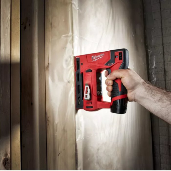 Акумуляторний степлер Milwaukee M12 BST-202X, 2 акб М12 B2, з/п С12, HD кейс