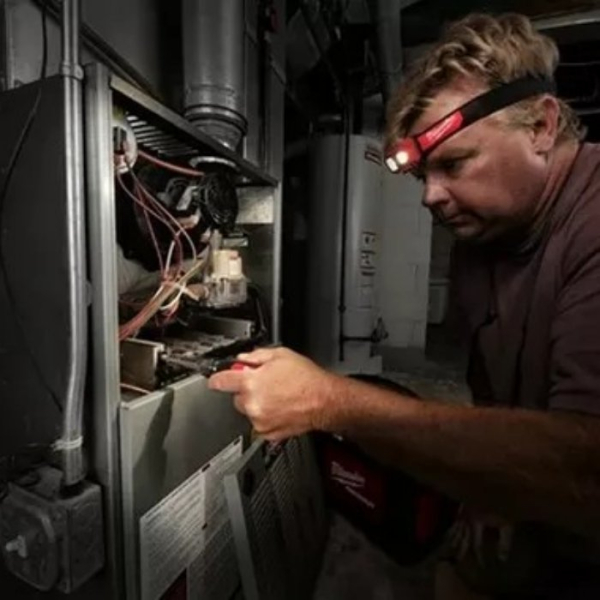 Компактний налобний ліхтар Milwaukee HL2-LED
