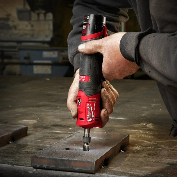 Акумуляторна пряма шліфмашина Milwaukee M12 FDGS-422B, 1xМ12 В4, 1xМ12 В2, з/у С12 С, в сумке