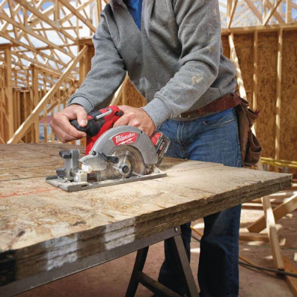 Аккумуляторная циркулярная пила Milwaukee M18 CCS55-0, каркас