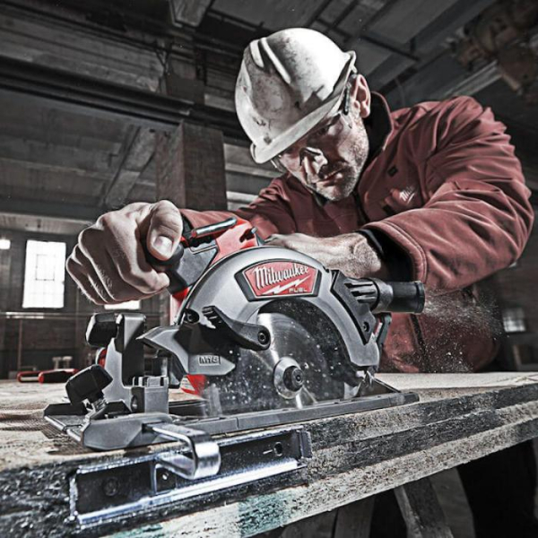 Аккумуляторная циркулярная пила Milwaukee M18 CCS55-0, каркас