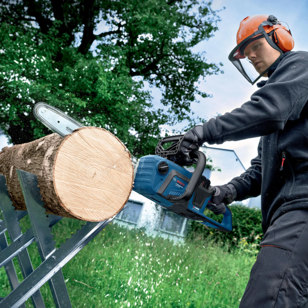 Аккумуляторная цепная пила Bosch GKE 18V-40 Professional, 2×ProCORE 18V 8.0 Ah, з/у GAL18V160