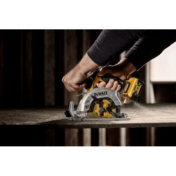 Аккумуляторная дисковая пила DeWalt DCS512NT, каркас, в кейсе