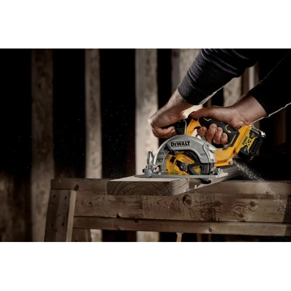 Аккумуляторная дисковая пила DeWalt DCS512NT, каркас, в кейсе