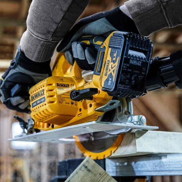 Аккумуляторная дисковая пила DeWalt DCS570N, 1x5.0Ah