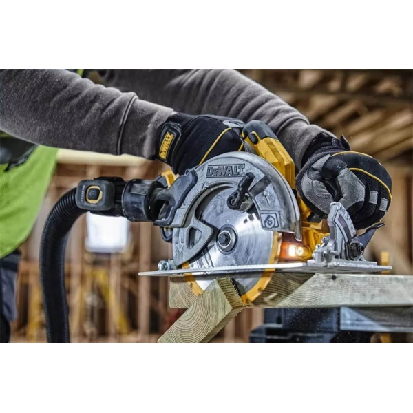 Аккумуляторная дисковая пила DeWalt DCS570NT, каркас, в кейсе