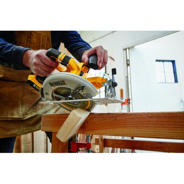 Аккумуляторная дисковая пила DeWalt DCS570NT, каркас, в кейсе