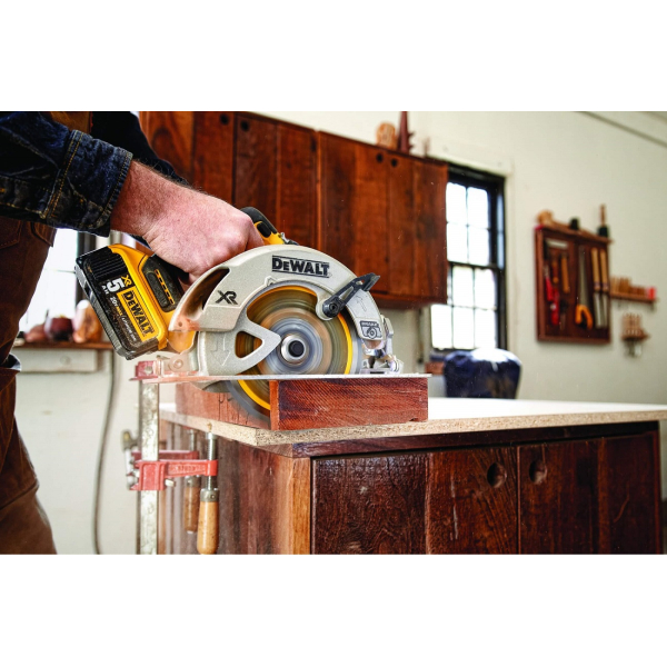 Аккумуляторная дисковая пила DeWalt DCS570NT, каркас, в кейсе