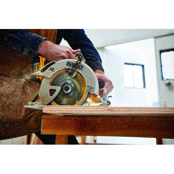 Аккумуляторная дисковая пила DeWalt DCS570NT, каркас, в кейсе