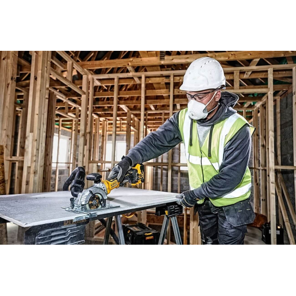 Аккумуляторная дисковая пила DeWalt DCS571P2, 2x5.0Ah, з/у, кейс