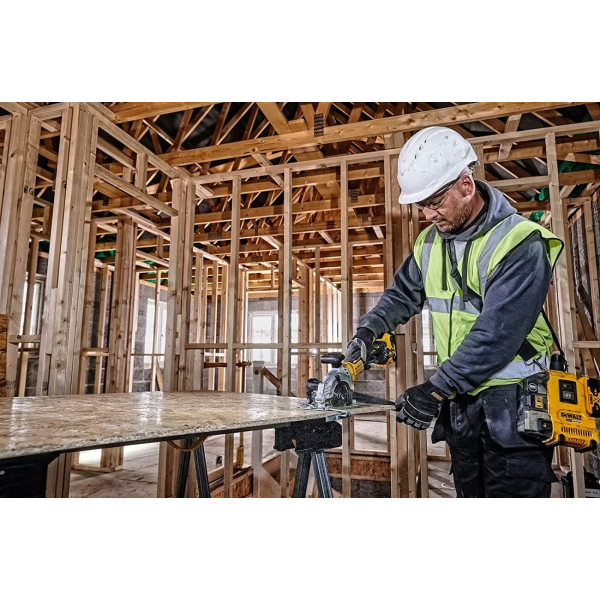 Аккумуляторная дисковая пила DeWalt DCS571NT, каркас, в кейсе