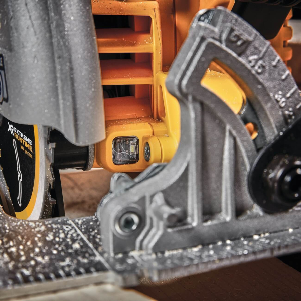 Аккумуляторная дисковая пила DeWalt DCS573NT, каркас, в кейсе