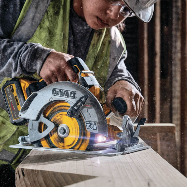 Аккумуляторная дисковая пила DeWalt DCS573NT, каркас, в кейсе