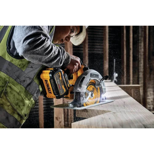 Аккумуляторная дисковая пила DeWalt DCS573NT, каркас, в кейсе
