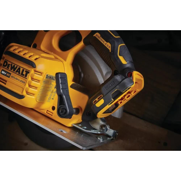 Аккумуляторная дисковая пила DeWalt DCS573NT, каркас, в кейсе
