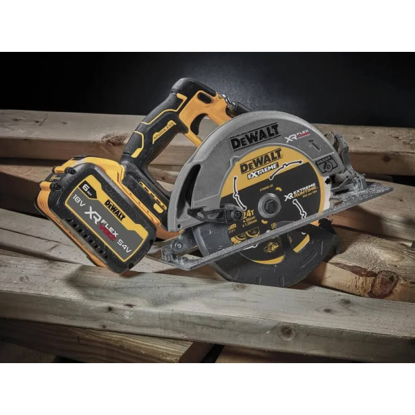 Аккумуляторная дисковая пила DeWalt DCS573NT, каркас, в кейсе