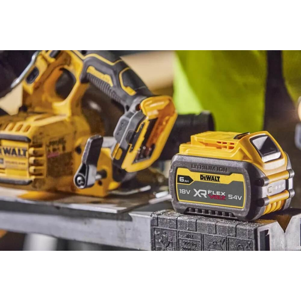 Аккумуляторная дисковая пила DeWalt DCS573NT, каркас, в кейсе