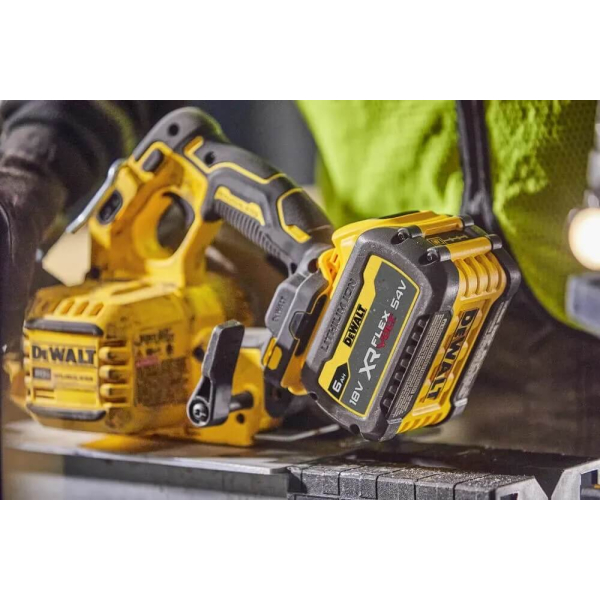 Аккумуляторная дисковая пила DeWalt DCS573NT, каркас, в кейсе
