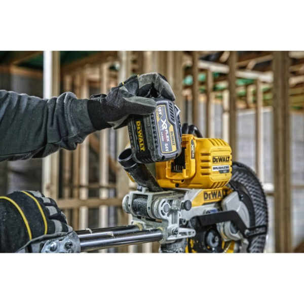 Акумуляторна торцювальна пила DeWalt DCS727T2, 2x2.0Ah, з/п