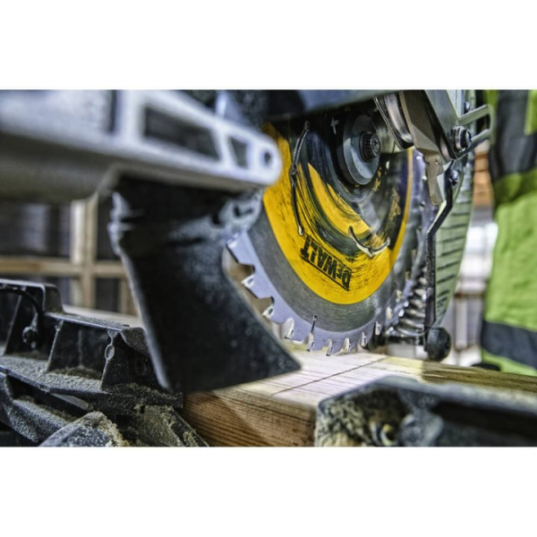 Акумуляторна торцювальна пила DeWalt DCS727T2, 2x2.0Ah, з/п