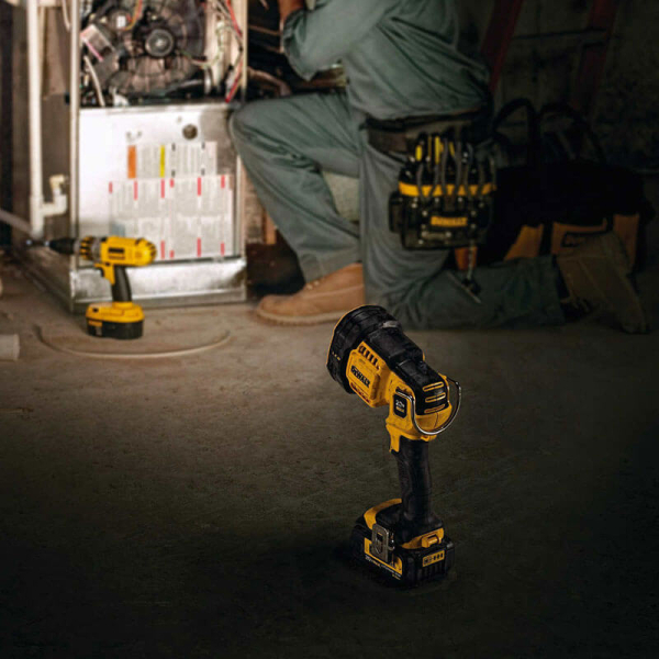 Фонарик аккумуляторный светодиодный DeWALT DCL043