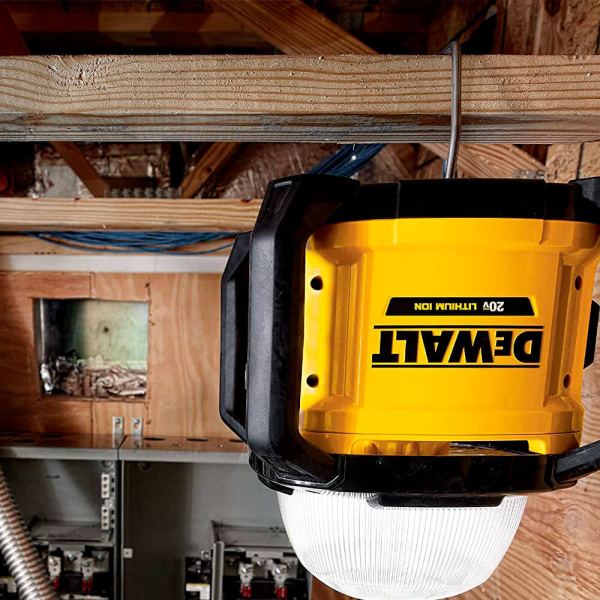 Фонарик аккумуляторный светодиодный DeWALT DCL074