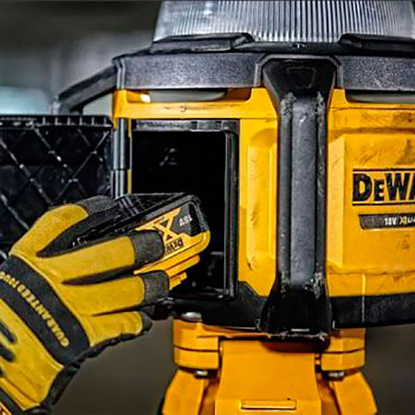 Фонарик аккумуляторный светодиодный DeWALT DCL074