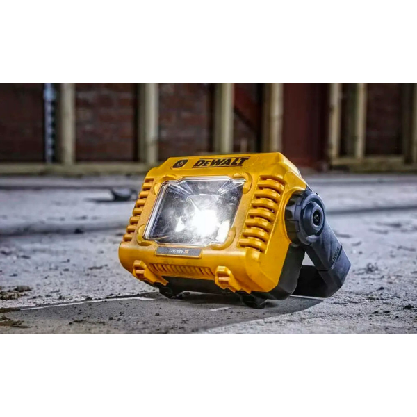 Фонарик аккумуляторный светодиодный DeWALT DCL077